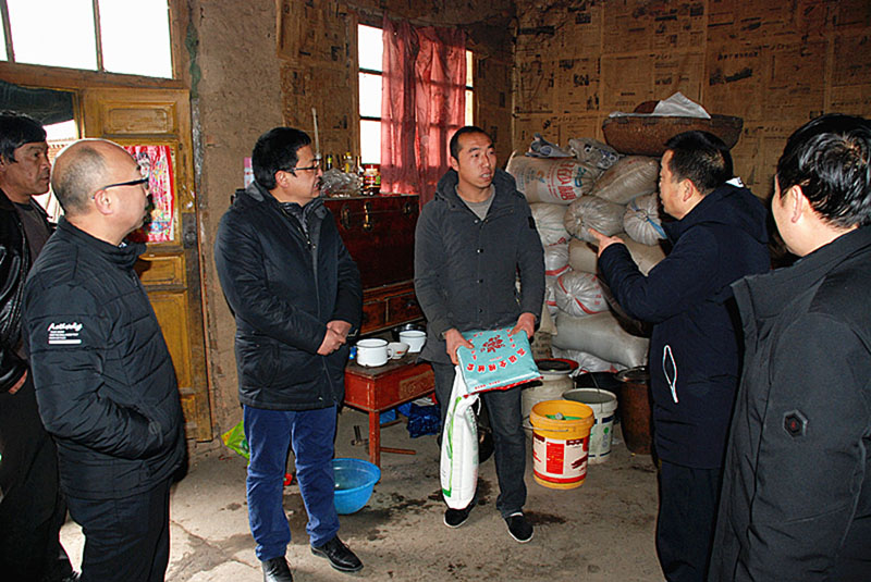 星火機(jī)床公司領(lǐng)導(dǎo)前往清水縣年莊村開(kāi)展“寒冬送溫暖”活動(dòng)