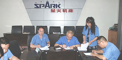 星火公司與基層單位簽訂環(huán)境與安全生產(chǎn)管理目標責(zé)任書