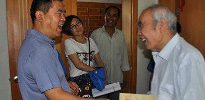 市企工委領(lǐng)導(dǎo)慰問(wèn)星火公司困難黨員