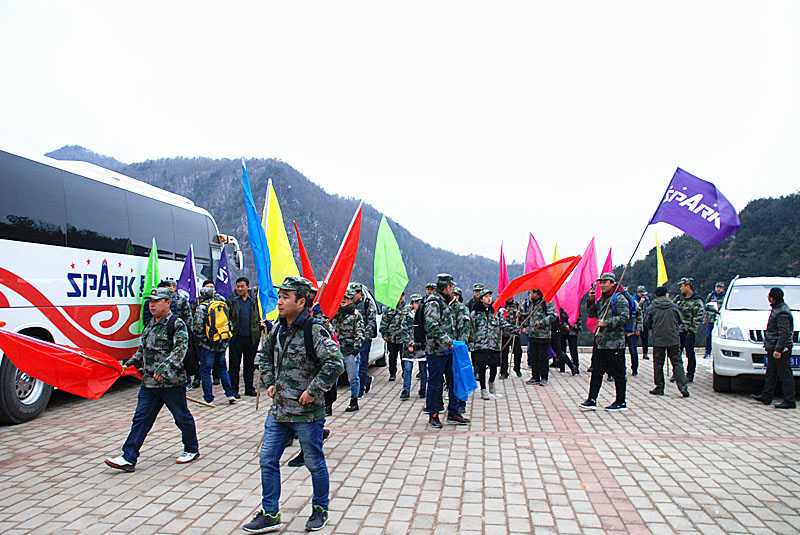 星火機(jī)床公司組織青工開(kāi)展戶外拓展訓(xùn)練