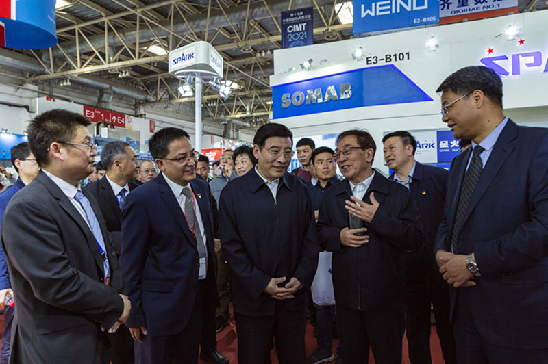 第十六屆中國(guó)國(guó)際機(jī)床展覽會(huì)在北京隆重開(kāi)幕，工信部部長(zhǎng)苗圩蒞臨星火機(jī)床公司展臺(tái)參觀(guān)指導(dǎo)