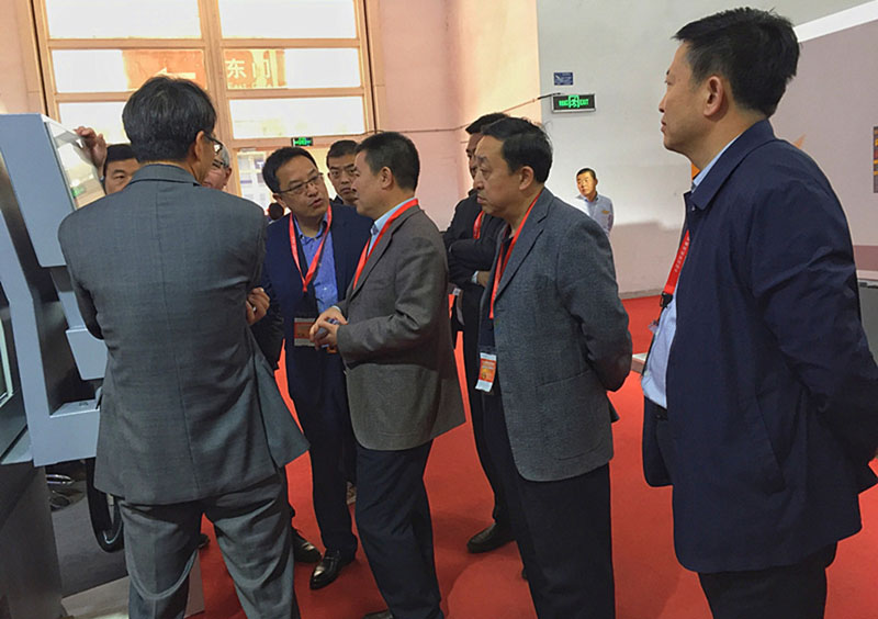 副市長郝文杰蒞臨星火機(jī)床展臺參觀指導(dǎo) 副市長郝文杰蒞臨星火機(jī)床展臺參觀指導(dǎo)
