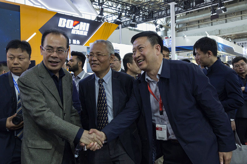 工信部規(guī)劃司領(lǐng)導(dǎo)參觀星火機(jī)床展臺 工信部規(guī)劃司領(lǐng)導(dǎo)參觀星火機(jī)床展臺