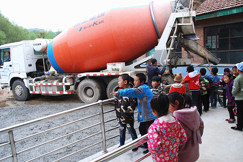 星火機(jī)床公司為幫扶村硬化學(xué)校操場 星火機(jī)床公司為幫扶村硬化學(xué)校操場