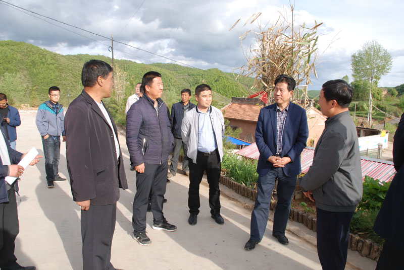 市政協(xié)主席張明泰調(diào)研清水縣扶貧攻堅進(jìn)展，星火機(jī)床公司匯報為幫扶村所做的具體工作