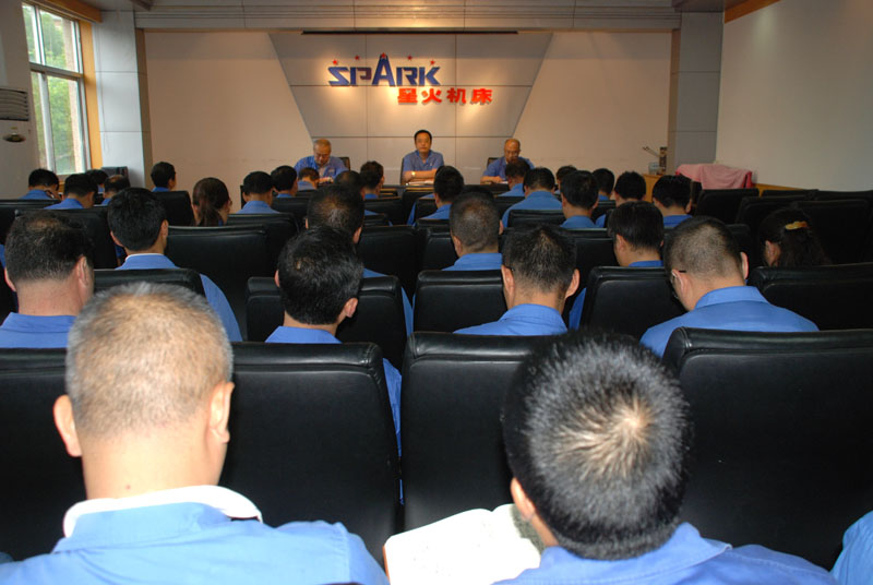 星火機(jī)床公司開展廠務(wù)公開 發(fā)揮職代會作用 星火機(jī)床公司開展廠務(wù)公開 發(fā)揮職代會作用