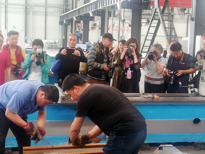 中國工業(yè)攝影協(xié)會50多人來星火機(jī)床公司采風(fēng) 中國工業(yè)攝影協(xié)會50多人來星火機(jī)床公司采風(fēng)