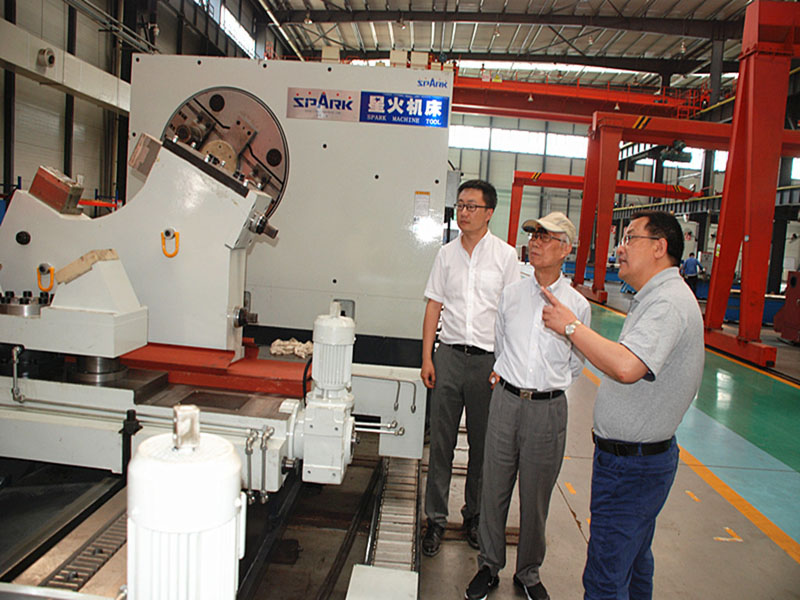 工信部智能制造專家咨詢委員會主任、 機(jī)械工業(yè)聯(lián)合會副會長朱森第來星火機(jī)床公司調(diào)研
