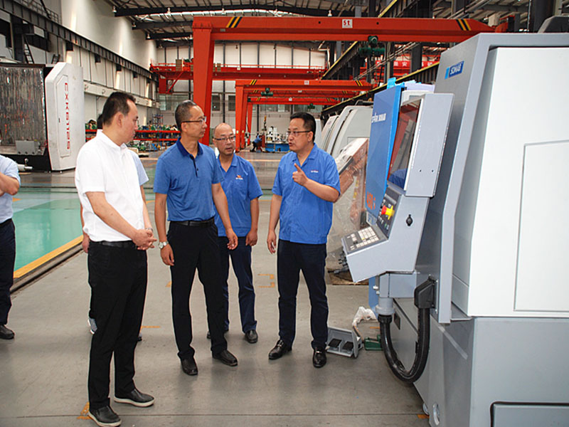 天水市政府副市長董小平來星火機(jī)床公司調(diào)研 天水市政府副市長董小平來星火機(jī)床公司調(diào)研