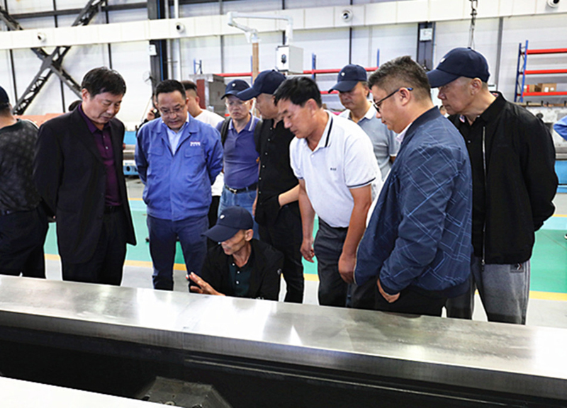 江陰鍛造行業(yè)企業(yè)家組團(tuán)來(lái)星火機(jī)床公司參觀考察