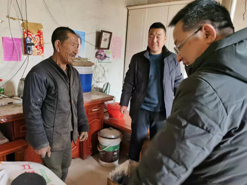 星火機床公司領導在幫扶村開展節(jié)前慰問