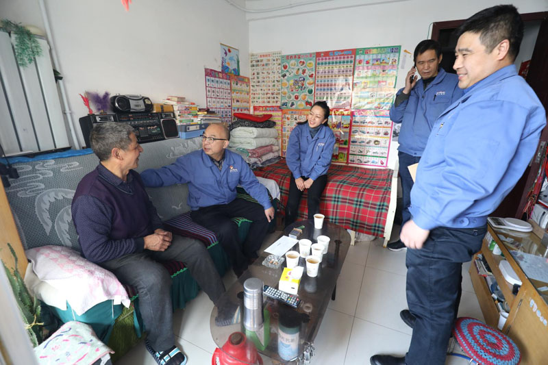 星火機床公司開展春節(jié)“送溫暖”慰問活動