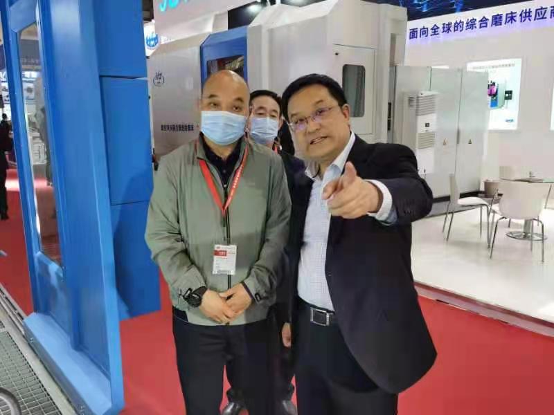 天水市科技局局長高翔宇一行參觀星火機(jī)床公司展臺