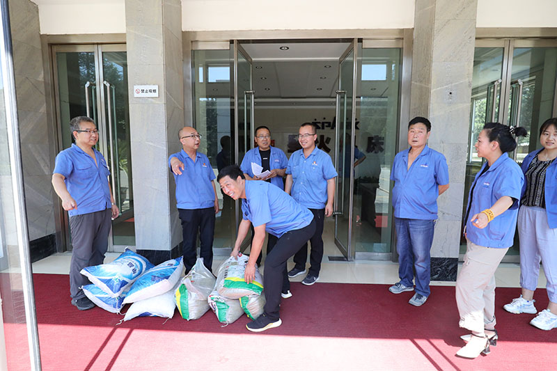 關(guān)愛職工夏送清涼 關(guān)愛職工夏送清涼