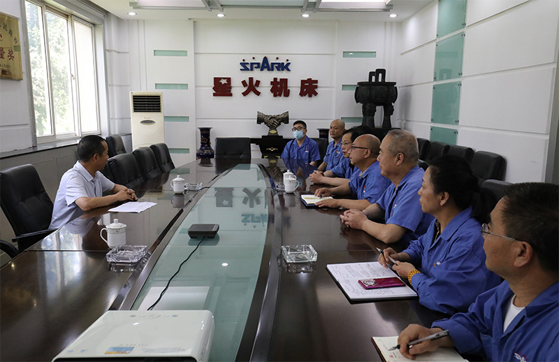 天水市國(guó)資委領(lǐng)導(dǎo)慰問星火機(jī)床公司一線黨員 天水市國(guó)資委領(lǐng)導(dǎo)慰問星火機(jī)床公司一線黨員