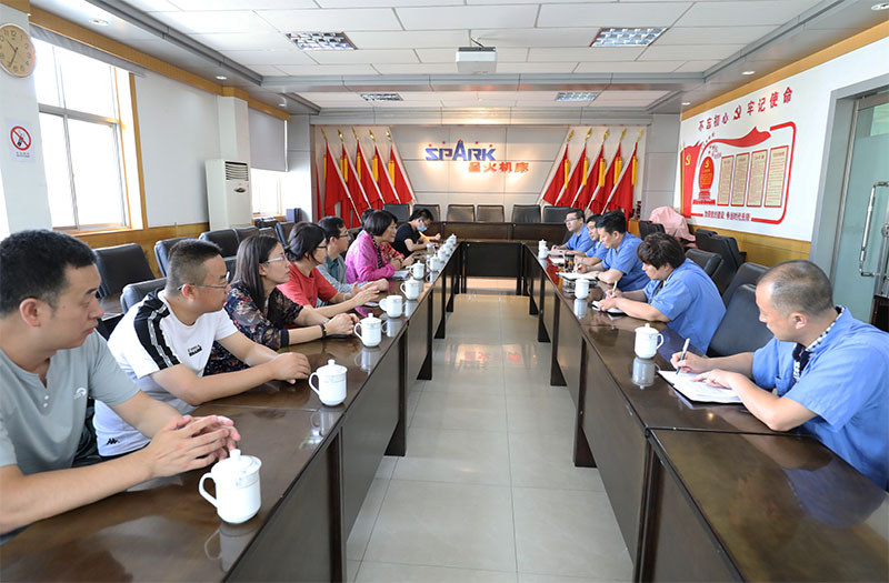 蘭州工業(yè)學(xué)院領(lǐng)導(dǎo)一行來(lái)星火機(jī)床公司參觀調(diào)研