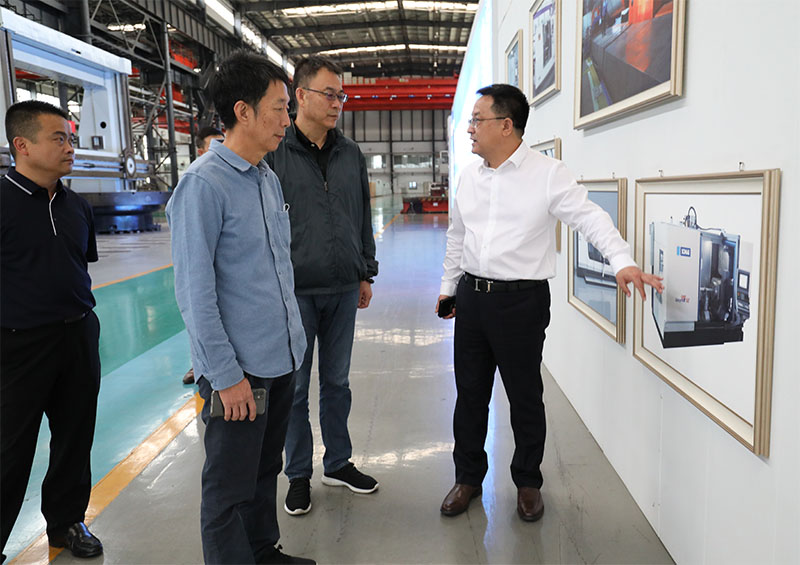 青海華鼎公司領(lǐng)導(dǎo)來(lái)星火機(jī)床公司考察 青海華鼎公司領(lǐng)導(dǎo)來(lái)星火機(jī)床公司考察