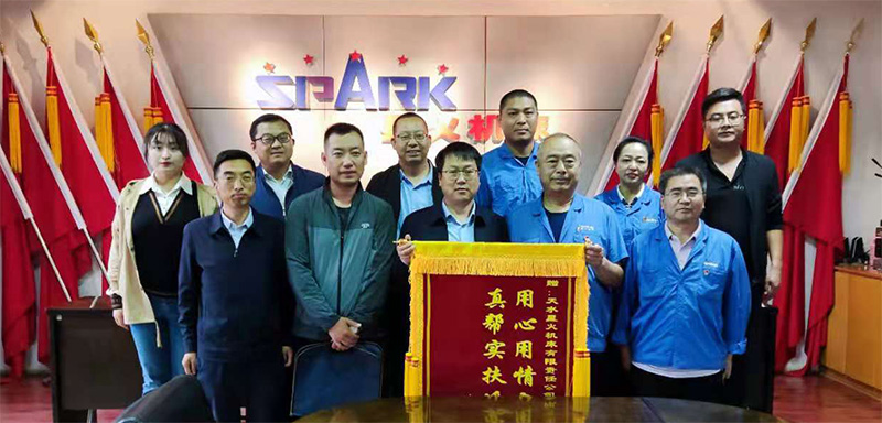 清水縣委副書(shū)記張龍帶隊(duì)走訪感謝星火機(jī)床公司 清水縣委副書(shū)記張龍帶隊(duì)走訪感謝星火機(jī)床公司