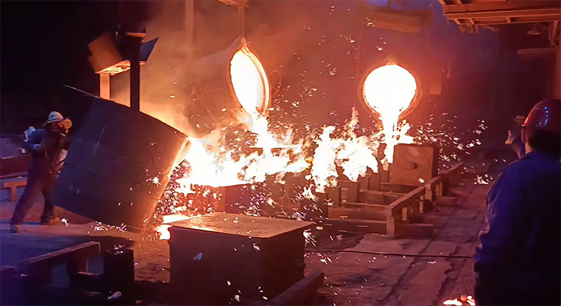 星火機(jī)床公司成功澆注34噸床身鑄件