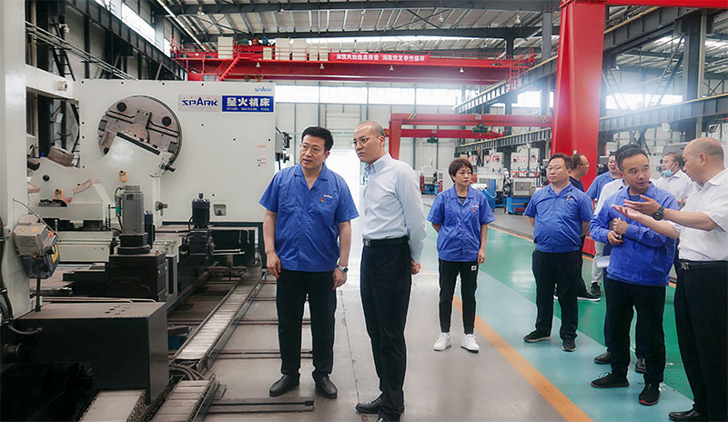 省科技廳廳長(zhǎng)張世榮來星火機(jī)床調(diào)研科技創(chuàng)新工作