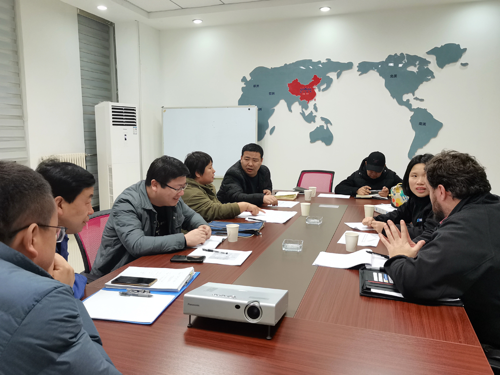 法國(guó)索瑪子公司總經(jīng)理德拉布來(lái)星火機(jī)床集團(tuán)公司匯報(bào)工作并考察用戶現(xiàn)場(chǎng)