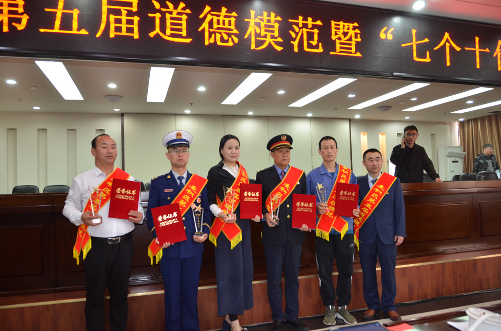 星火機(jī)床公司職工高韋亮喜獲麥積區(qū)“第五屆道德模范”榮譽(yù)稱號 星火機(jī)床公司職工高韋亮喜獲麥積區(qū)“第五屆道德模范”榮譽(yù)稱號