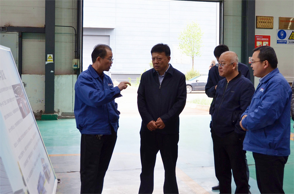 天水市政府督查專員何侃一行來星火機(jī)床公司 督查項目建設(shè)情況 天水市政府督查專員何侃一行來星火機(jī)床公司 督查項目建設(shè)情況