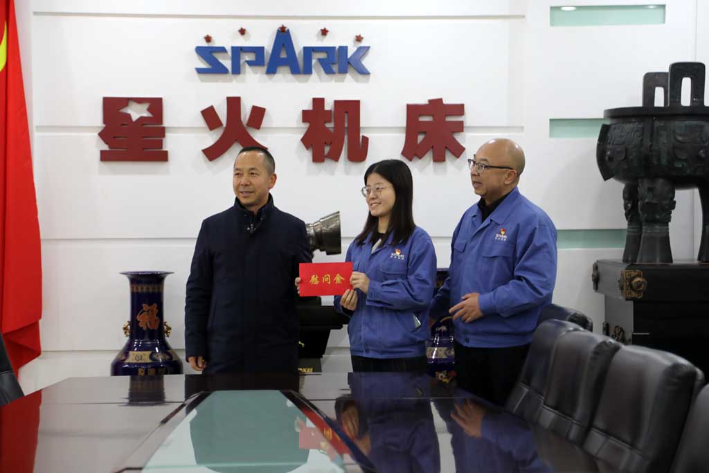 新春慰問送關(guān)懷，歲寒情深暖人心，市國資委領(lǐng)導(dǎo)慰問星火機(jī)床公司困難黨員