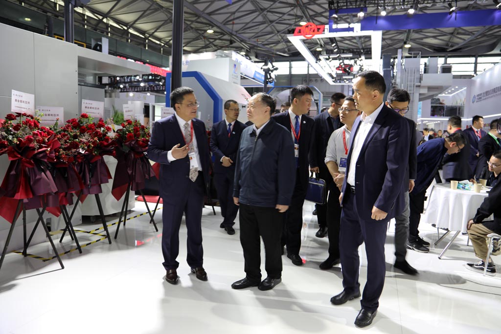 周濟(jì)院士蒞臨星火展位指導(dǎo)工作