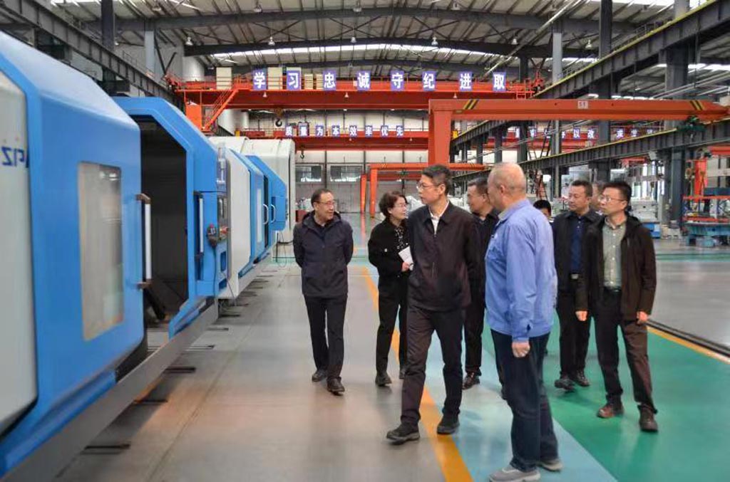 中國人民銀行甘肅分行黨委書記、行長黃富來星火機(jī)床公司調(diào)研