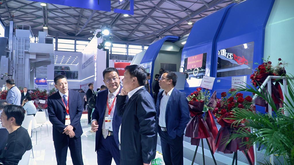 陜柴重工副總經(jīng)理雷軍訪問星火機(jī)床集團(tuán)公司展位