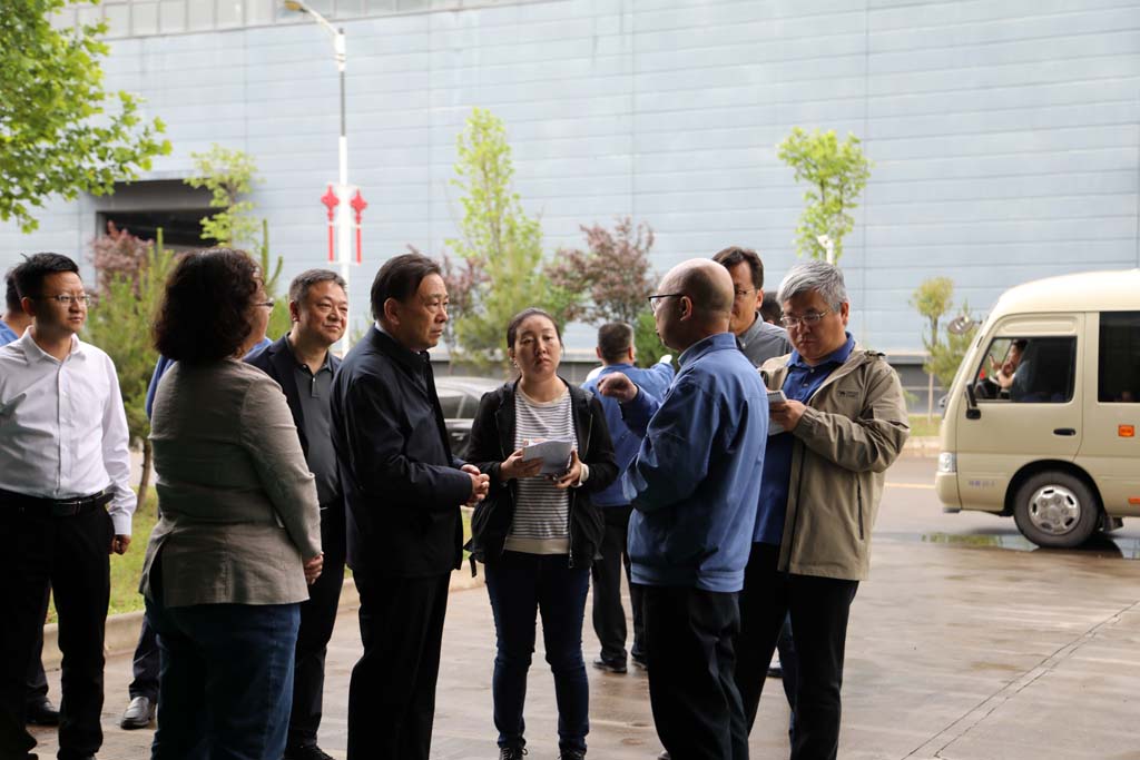 經(jīng)濟(jì)日報(bào)社調(diào)研組來星火機(jī)床公司調(diào)研