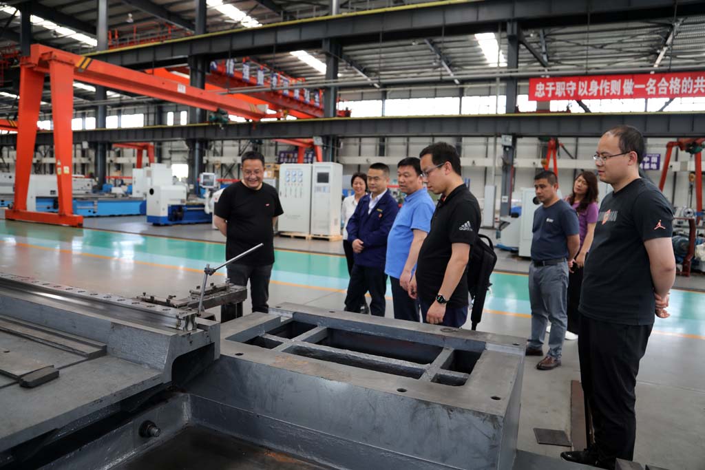 陜柴重工副總經(jīng)理雷軍來星火公司考察聯(lián)合體技術(shù)攻關(guān)項(xiàng)目