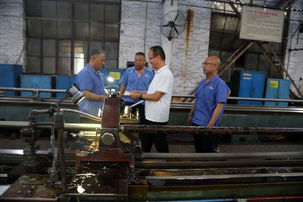 市國資委領(lǐng)導來星火公司慰問困難黨員