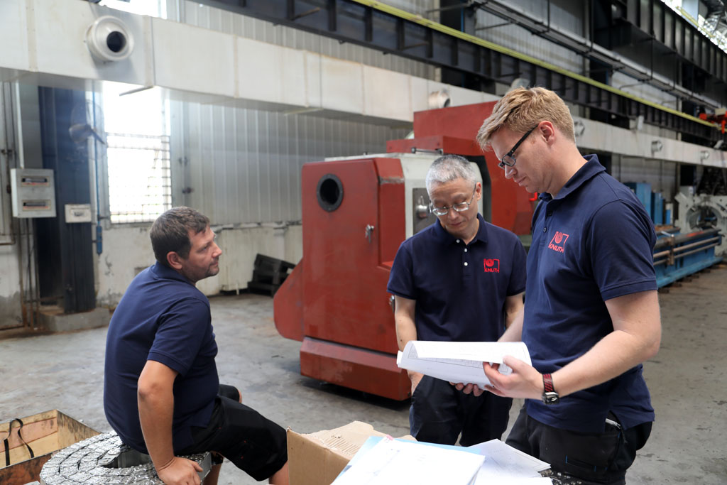 羅馬尼亞客商來(lái)甘肅星火智能數(shù)控機(jī)床有限公司驗(yàn)收產(chǎn)品