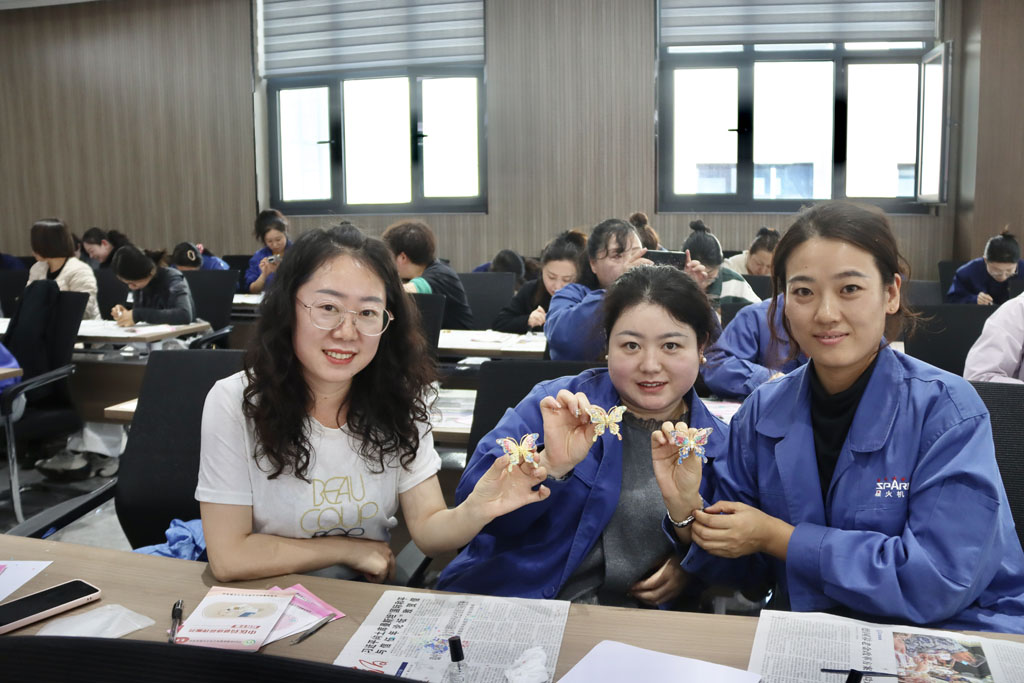 情暖三八 賦能巾幗——星火數(shù)控開展三八婦女節(jié)系列活動(dòng) 情暖三八 賦能巾幗——星火數(shù)控開展三八婦女節(jié)系列活動(dòng)