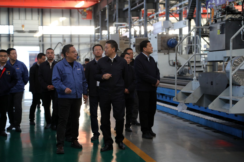 副省長(zhǎng)雷思維來(lái)星火數(shù)控公司調(diào)研