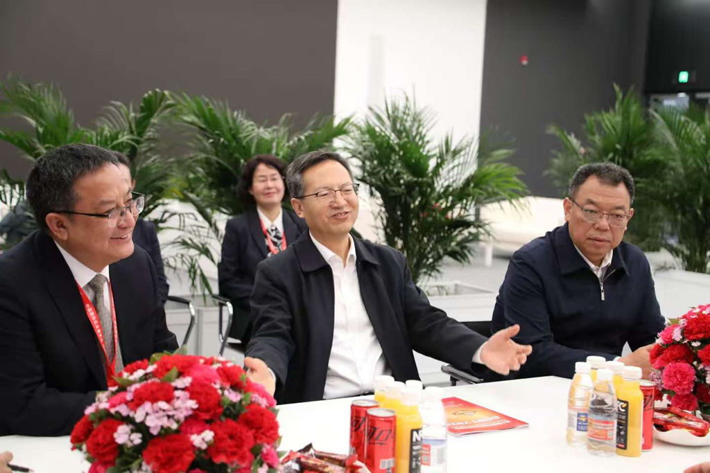 甘肅國(guó)投集團(tuán)董事長(zhǎng)成廣平與中國(guó)機(jī)床工具工業(yè)協(xié)會(huì)會(huì)長(zhǎng)毛予鋒座談交流