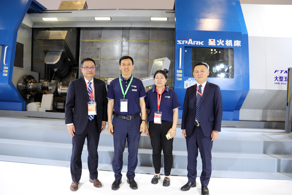 展會(huì)第四天 星火數(shù)控展位迎多位領(lǐng)導(dǎo)專家參觀交流