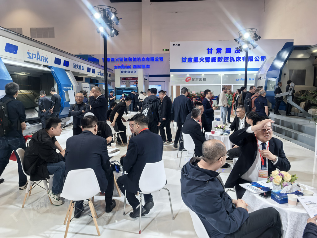 展會(huì)第五日  星火數(shù)控展位依舊人聲鼎沸  展品備受關(guān)注