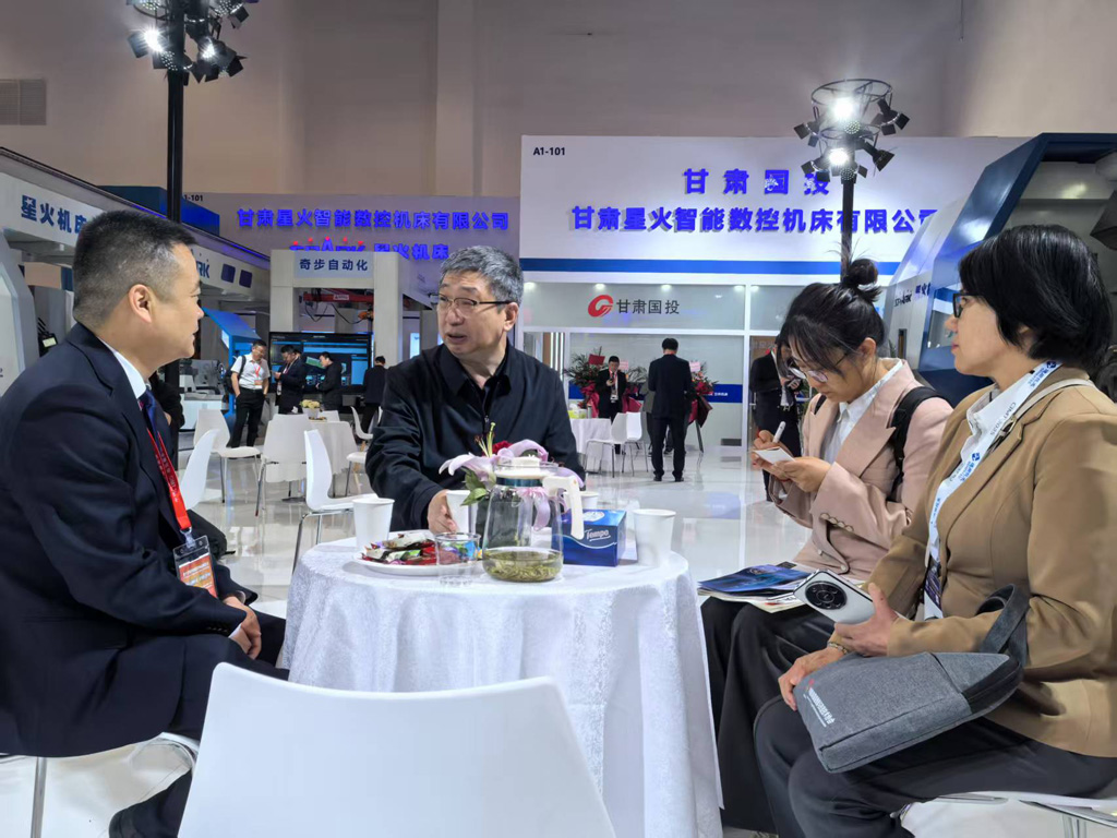 展會(huì)第五日 多位領(lǐng)導(dǎo)專家到星火數(shù)控展臺(tái)參觀交流
