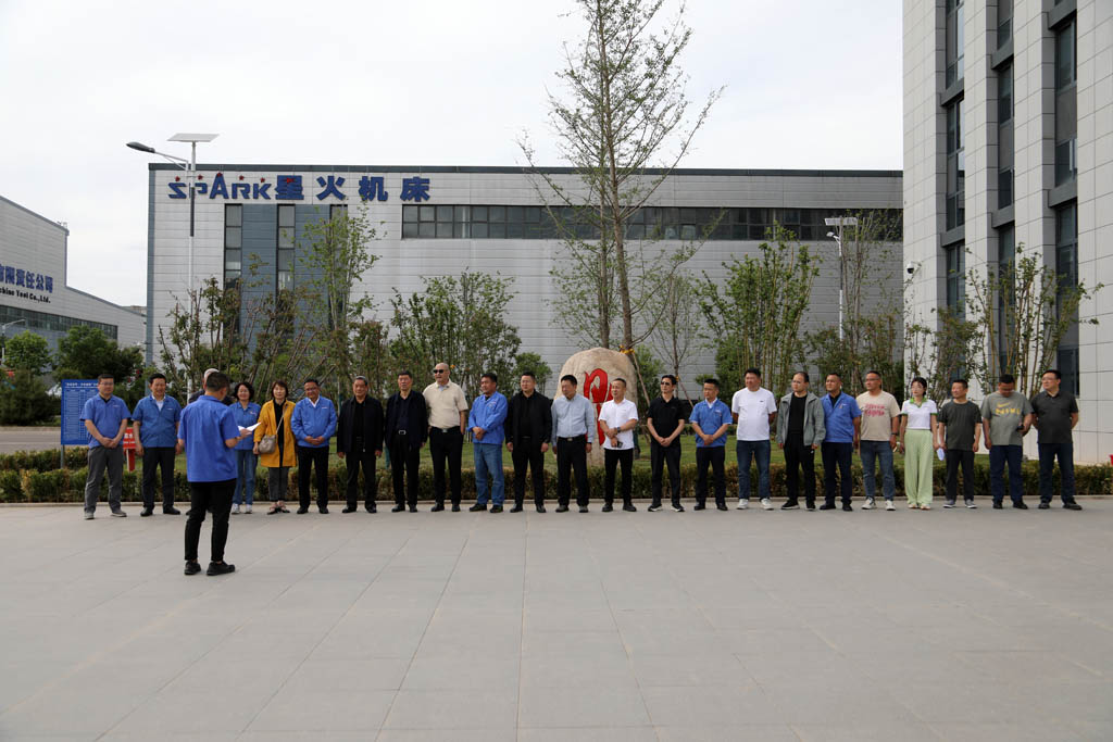 共育長青林 培植百年情 星火數(shù)控公司“見證百年·萬木成林”樹木捐贈(zèng)活動(dòng)圓滿舉行