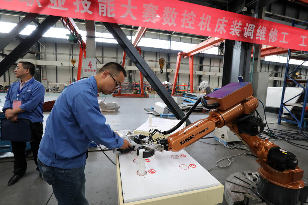 星火數(shù)控高級工程師張周平榮獲“天水工匠”稱號