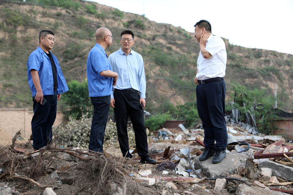 天水市工信局領(lǐng)導(dǎo)來星火數(shù)控公司檢查技改項目