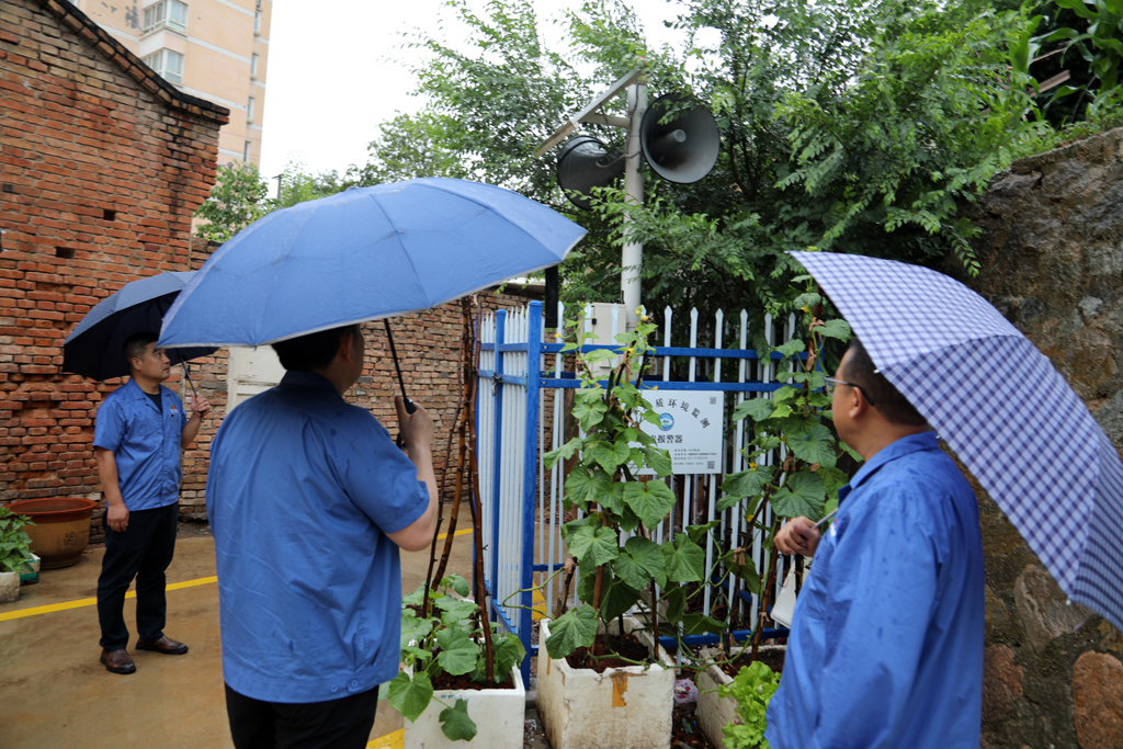 星火數(shù)控公司領(lǐng)導(dǎo)冒雨排查隱患，筑牢安全防線