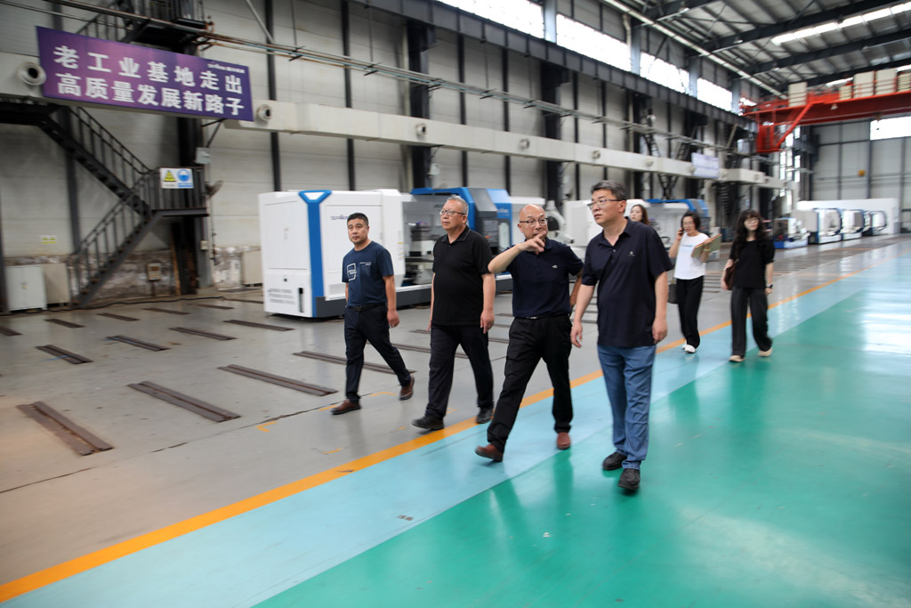 甘肅國投集團來星火數(shù)控公司開展“夏送清涼”慰問活動